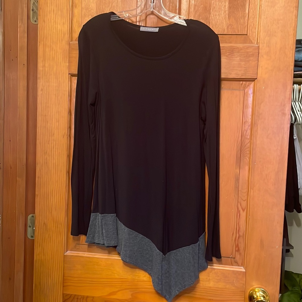Super fun hi-low hem black tunic. Perfect with jeans or leggings!